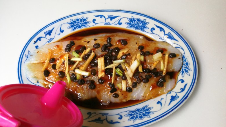 年味+黑珍珠般咸鲜豆豉冷冻巴沙鱼柳,淋入一勺食用油巴沙鱼表面