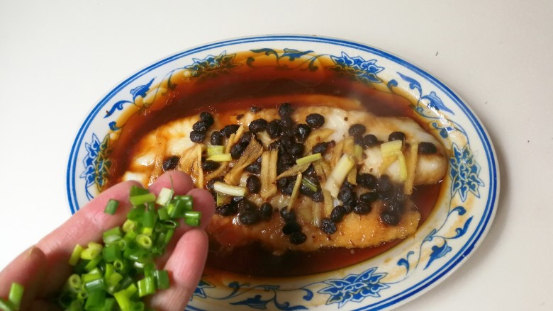 年味+黑珍珠般咸鲜豆豉冷冻巴沙鱼柳,取出巴沙鱼撒上葱花