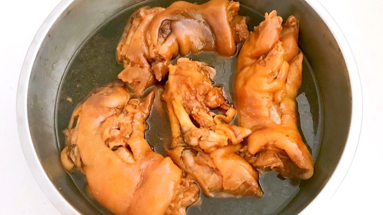 秘制香卤猪手,猪手卤好了,继续在汤汁中浸泡1个小时