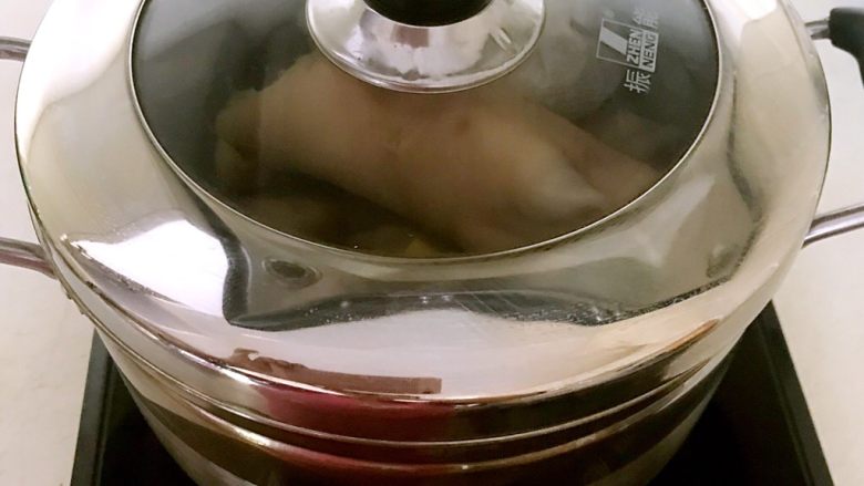 秘制香卤猪手,盖上锅盖,大火烧开后小火慢烧60分钟