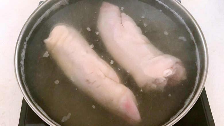 秘制香卤猪手,锅里加入冷水放入猪手,水开后焯水5分钟