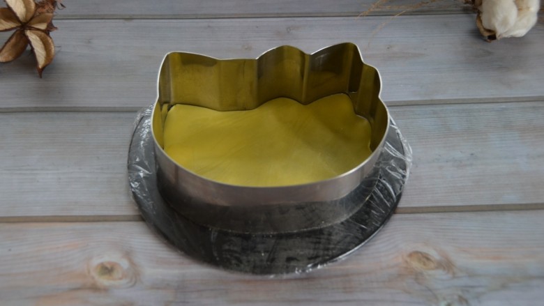 原味千层蛋糕(6寸),冷藏好的面皮,没有模具就可以直接打发<a style='color:red;display:inline-block;' href='/shicai/ 8197'>淡奶油</a>,有模具的话,先压好,放一边待用~
