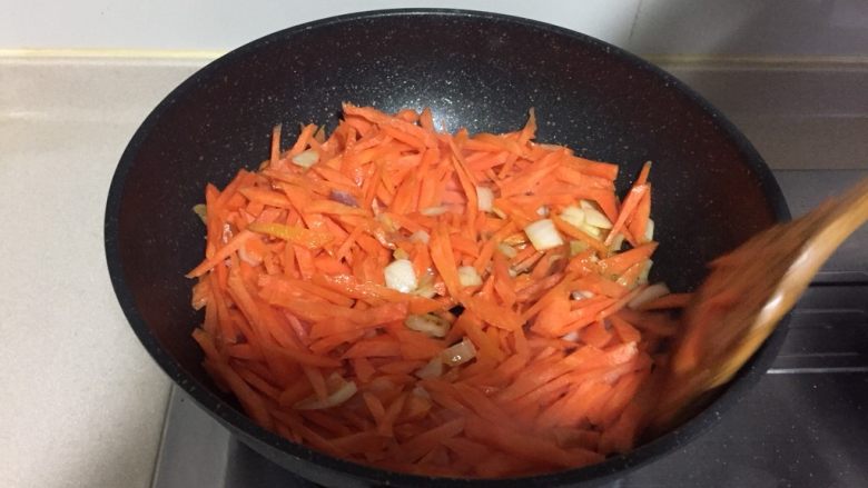 新疆抓饭
,加入胡萝卜继续翻炒,待胡萝卜炒去水气,变软
