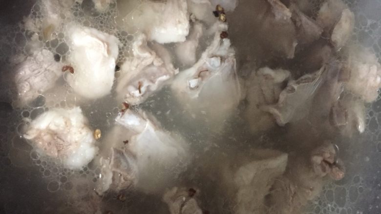 新疆抓饭
,a:羊肉切块,洗净,备用;
b:炒锅放水,开火,待水烧热冒汽泡时,将羊肉块放入,水开以后,开中火煮一会儿,放几粒花椒去膻味;
c:煮约15分钟左右,捞出沥干羊肉块