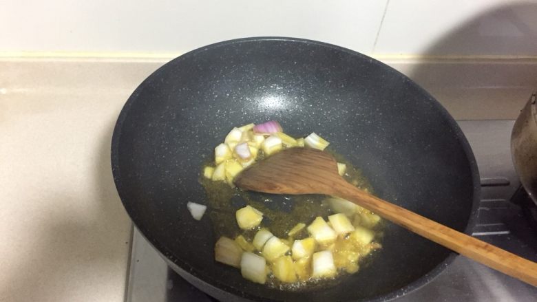 新疆抓饭
,炒锅放入适量色拉油,开火,放入洋葱翻炒片刻