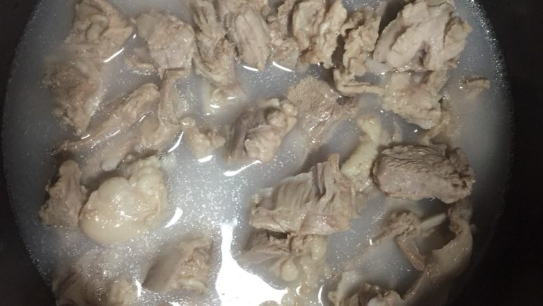 新疆抓饭
,将煮好备用的羊肉块放入电饭锅,略放点盐