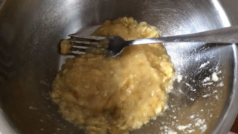 香蕉葡萄干磅蛋糕,香蕉压成泥,不需要料理机打太细哦!