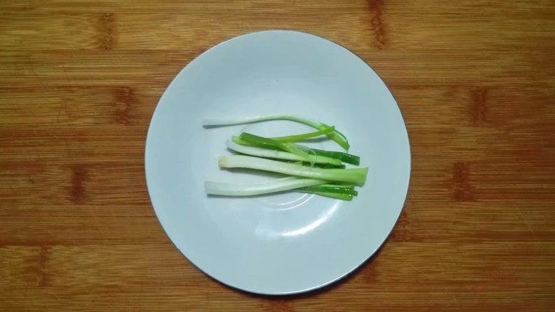 年味+黑珍珠般咸鲜豆豉冷冻巴沙鱼柳,<a style='color:red;display:inline-block;' href='/shicai/ 3250'>葱</a>洗净分切成<a style='color:red;display:inline-block;' href='/shicai/ 3250'>葱</a>白一份
