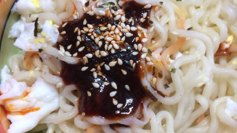 火鸡面,加入适量的火鸡面特制调料