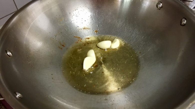 我爱鱼鲜系列➕红烧翘嘴鲌,热锅冷油,加入蒜瓣煸,煸到金黄将蒜捞出,
