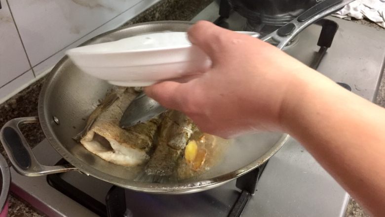 我爱鱼鲜系列➕红烧翘嘴鲌,加入适量清水,没过鱼身