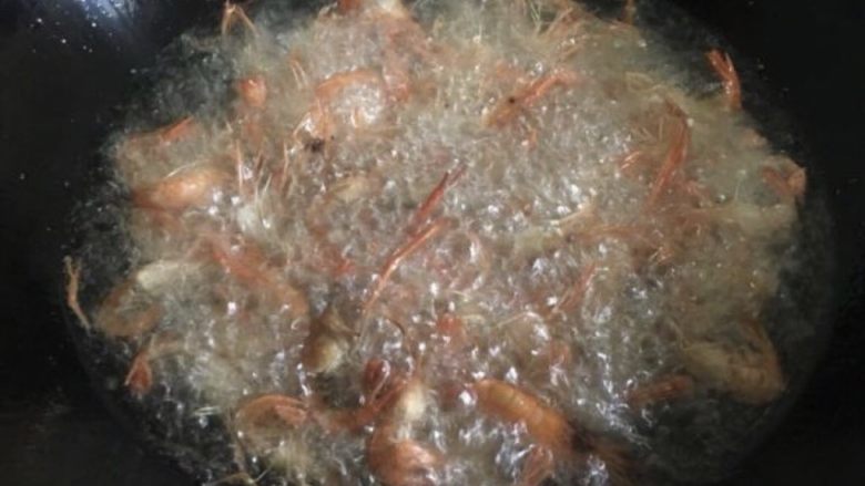 酱油籽虾,加入河虾,颜色马上变红了