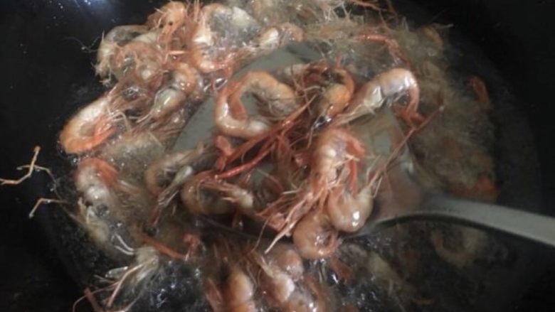 酱油籽虾,用锅铲翻几下,均匀加热