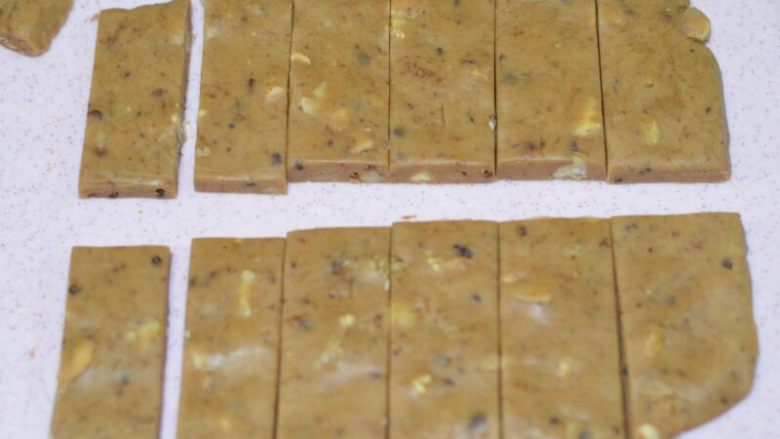 送礼佳品~红糖粒粒核桃脆饼,170度预热烤箱
切成宽2cm、长4-5cm的饼胚。