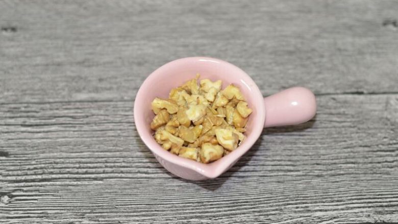 送礼佳品~红糖粒粒核桃脆饼,核桃稍微掰碎一下,一个掰四、五块就好。