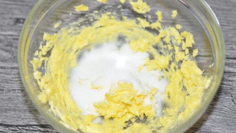 送礼佳品~红糖粒粒核桃脆饼,加入砂糖,打至均匀混合