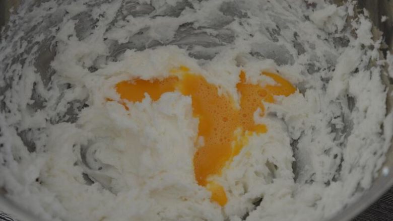 年货-送礼佳品~杏仁酥(猪油版),分二次加入蛋液