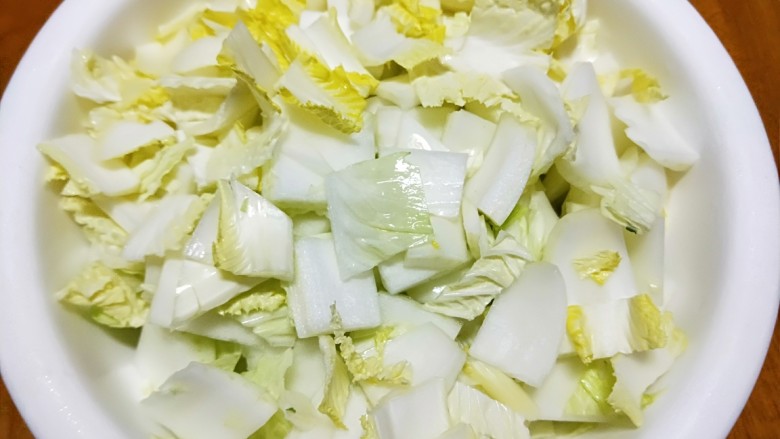 新年第一餐~解油腻的小菜爆淹白菜帮,放入盆中。