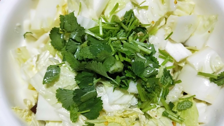 新年第一餐~解油腻的小菜爆淹白菜帮,放入香菜段,