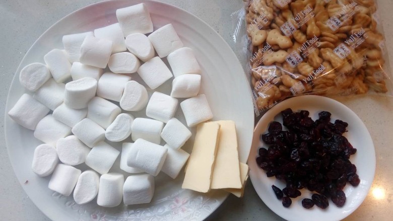 年味~雪花酥,提前准备好各项食材,以及烤盘等。奶粉和坚果没拍出来。
