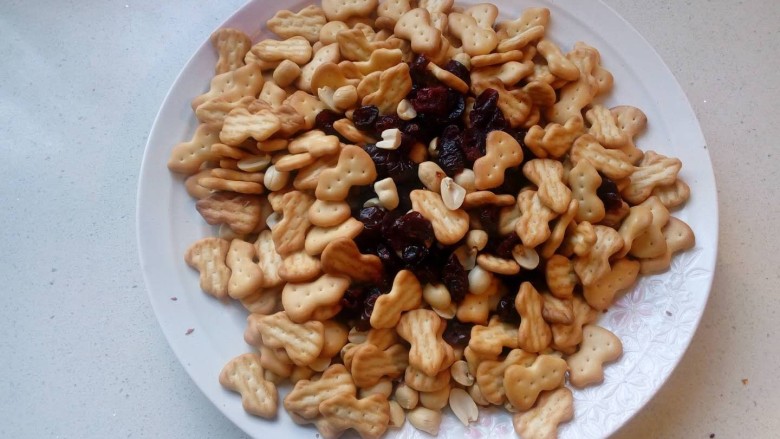 年味~雪花酥,<a style='color:red;display:inline-block;' href='/shicai/ 581'>饼干</a>坚果,蔓越莓等混合在一起。材料可以根据自己的喜好更换。小奇福小葫芦<a style='color:red;display:inline-block;' href='/shicai/ 581'>饼干</a>都是比较硬脆的,直接吃都比较好吃,很适合做雪花酥。<a style='color:red;display:inline-block;' href='/shicai/ 581'>饼干</a>的选择直接影响了雪花酥的口感,没有小葫芦和小奇福<a style='color:red;display:inline-block;' href='/shicai/ 581'>饼干</a>的,也可以用超市里买得到的嘉士利薄脆、成卷的早餐<a style='color:red;display:inline-block;' href='/shicai/ 581'>饼干</a>。