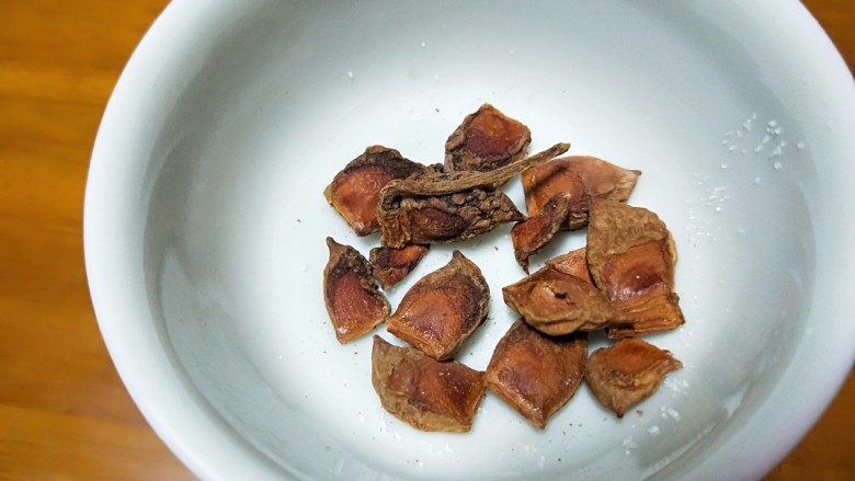 新年第一餐~解油腻的小菜爆淹白菜帮,掰开成小瓣。