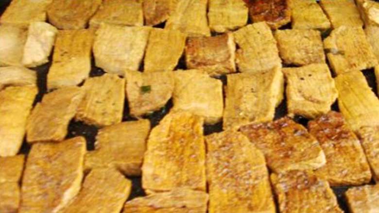 五香牛肉干,滤干汤汁,放入烤盘(烤盘内预先铺好锡纸)