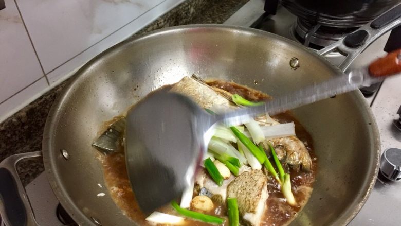 我爱鱼鲜系列➕红烧翘嘴鲌,汤汁煮开,加入葱段,炸蒜,姜片。中小火炖煮十多分钟,中间记得翻面,保证两面都入味。
