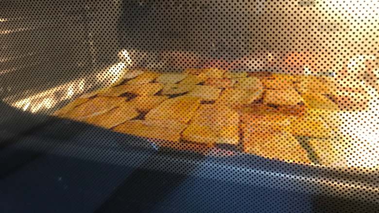 五香牛肉干,烤箱预热到150℃,放入烤盘后调至120°C,烤制牛肉干30分钟,中途翻面一次。每个烤箱情况不同,注意根据实际情况调整。