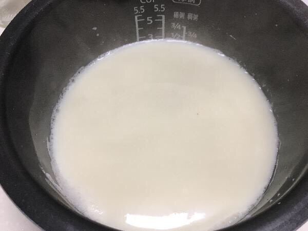 自制豆腐脑,撇去上面的浮沫,不要搅拌