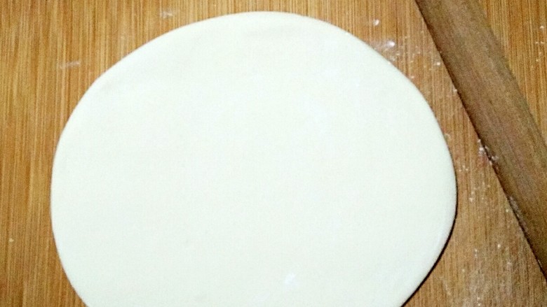 甘肃搓鱼面,擀面皮时将面皮擀至5mm左右即可,不要太薄。