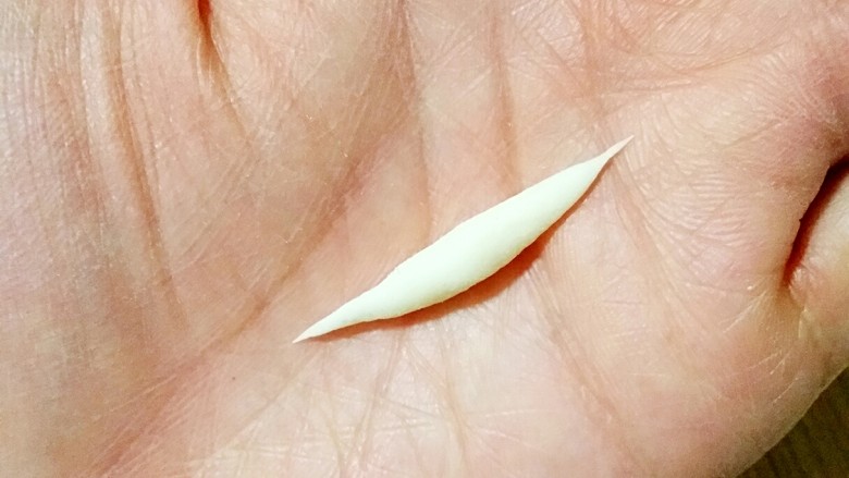 甘肃搓鱼面,取大约3cm长的短条,然后用手搓成两头尖,中间粗的鱼儿状。