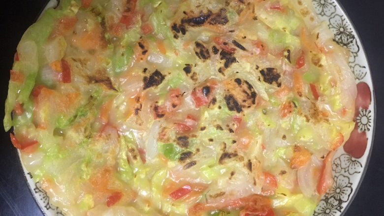 简易快手摊蔬菜饼,我也没有计时,小火随时观察着,有点糊正常,尽量铺匀就好。