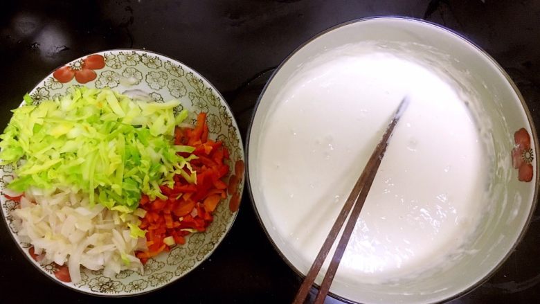 简易快手摊蔬菜饼,扑扑准备菜,半个包菜、洋葱,一个彩椒。看自己喜欢搭配蔬菜,比如胡萝卜青菜都好,切碎碎,花花绿绿的好看。洋葱过油炒微熟,包菜之类的也可以开水焯。