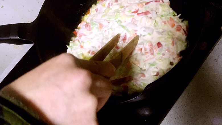 简易快手摊蔬菜饼,我来摊饼。锅底均匀涂了油,热锅,就可以,下面糊啦!要及时摊匀用铲子把面糊从中心往周围赶,对,像煎饼那样。