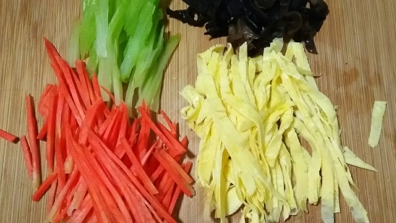 甘肃搓鱼面,将焯好的芹菜,木耳,<a style='color:red;display:inline-block;' href='/shicai/ 25'>胡萝卜</a>,蛋皮都切丝。