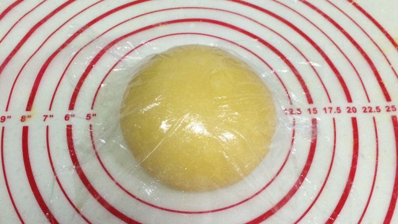 香酥沙琪玛,把面团移动到揉面台上,揉成光滑的面团,盖上保鲜膜松弛15分钟。