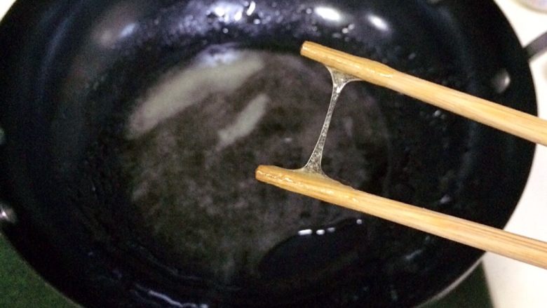 香酥沙琪玛,加热至糖浆115度即可,若是没有温度计可以用筷子挑一点糖浆,稍冷却后可以拉丝即可。