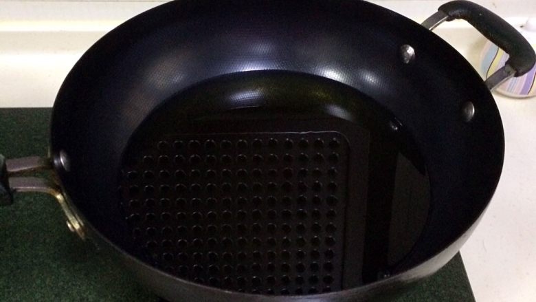 香酥沙琪玛,在锅内倒入食用油,开中火加热。可以先取一小根面团放入锅内,若面条可以迅速浮起来就代表油温够了,油温不够的话,炸不蓬松。