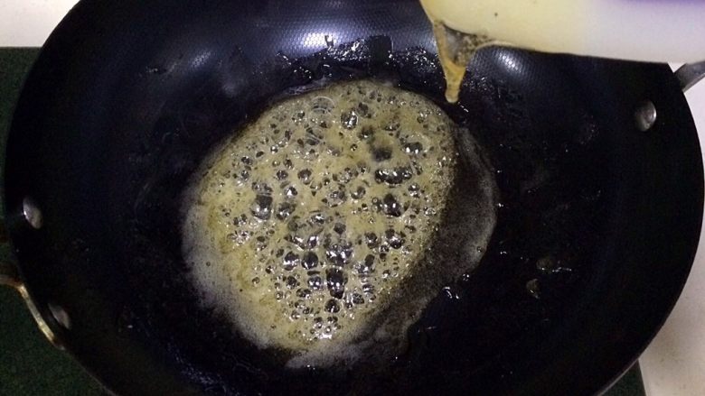 香酥沙琪玛,加热沸腾之前不要搅拌,不然糖会结晶出沙,等糖浆沸腾之后就可以搅拌了。
