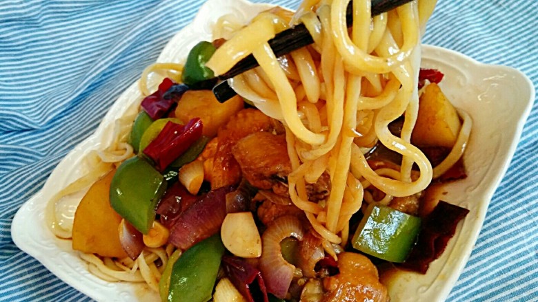 大盘鸡翅拌拉条子,拉条子沾满了大盘鸡翅的汤,好吃的不要不要的。