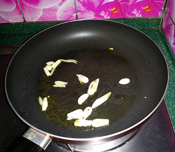 香菇豆豉辣酱炒年糕,平底锅烧油倒入<a style='color:red;display:inline-block;' href='/shicai/ 848'>菜籽油</a>,放入葱姜蒜煸至焦香