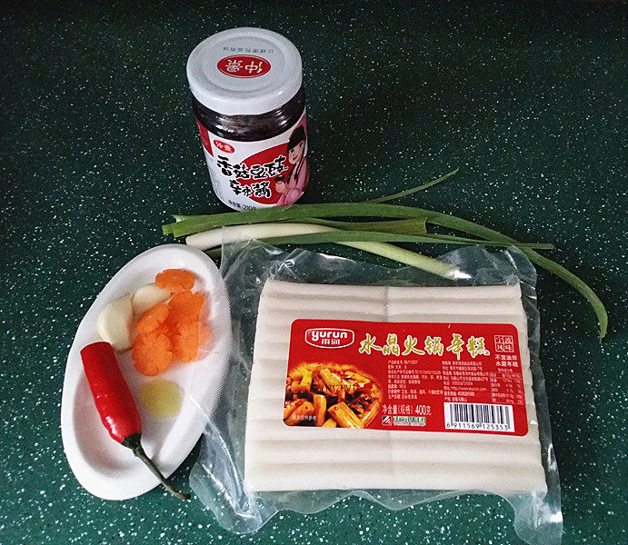 香菇豆豉辣酱炒年糕,备好食材