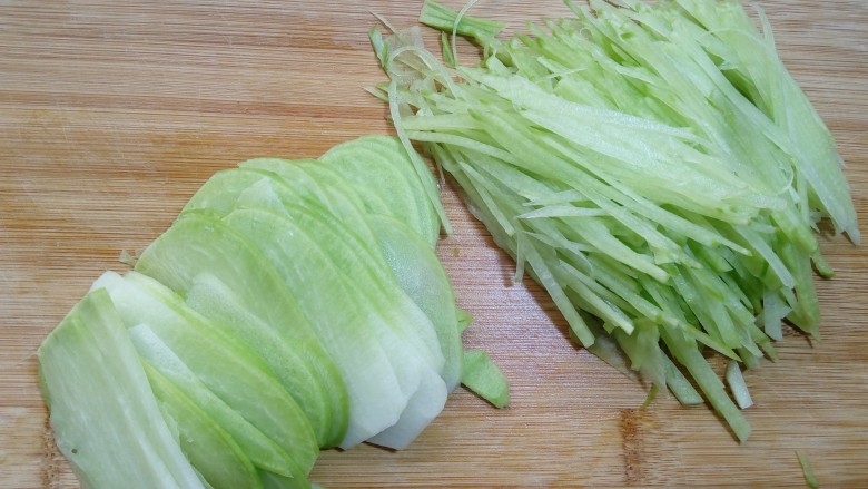 凉拌鲜脆青萝卜,喜欢萝卜片的话,也可以切成薄的萝卜片。