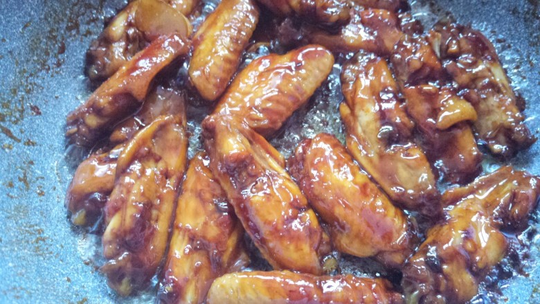 可乐鸡翅(年菜),然后大火收一下汤汁即可。(根据个人口味加些食盐即可离火)