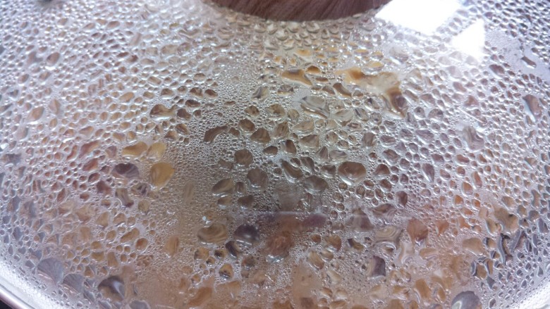 可乐鸡翅(年菜),盖上锅盖焖煮半小时左右