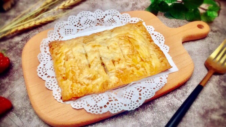 简易好吃的手抓饼香蕉派,大年三十晚饭后的甜品家里的客人们都赞不绝口!