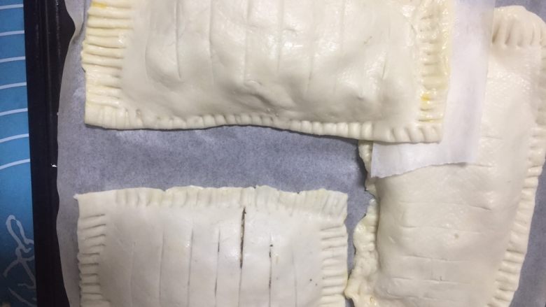 简易好吃的手抓饼香蕉派,按照此方法把三张饼皮做成香蕉派胚,放入烤盘,再送入烤箱,烤箱上下火160度烤20分钟