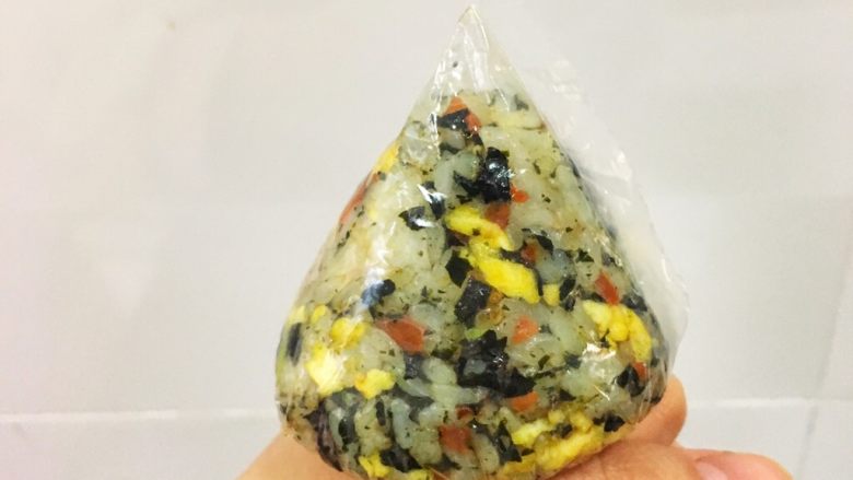 海苔饭团,可以直接吃,也可以装进保鲜袋里捏成小饭团给宝宝吃哦
