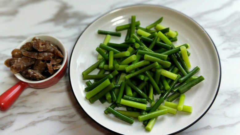 年夜饭&自制腊肠炒蒜薹,食材准备完成，